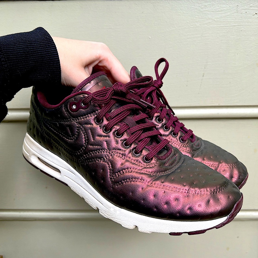 NIKE AIR MAX THEA “METALLIC MAHOGANY”